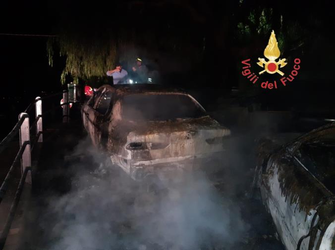 images Notte di fuoco a Gagliato, 3 auto in fiamme: erano parcheggiate in una piazzetta del centro abitato 