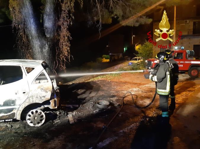 images In fiamme un'auto a Isca sullo Ionio, ritrovate tracce di liquido infiammabile