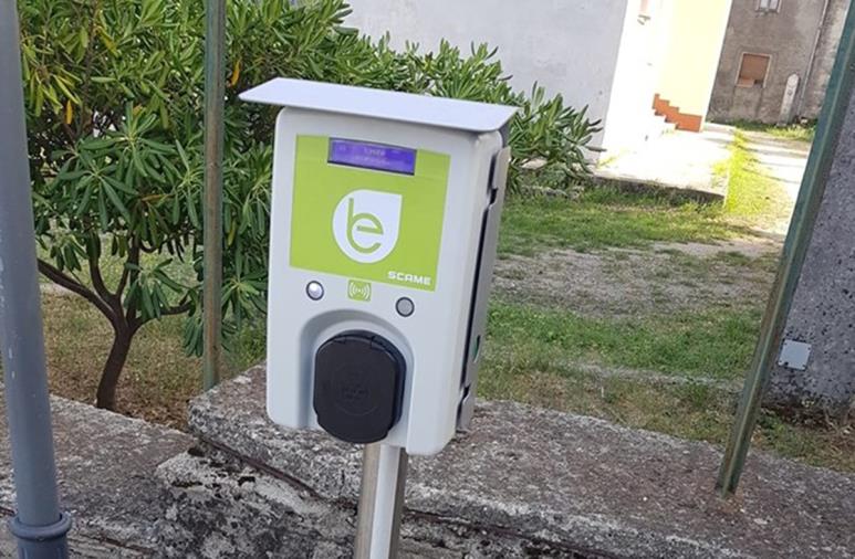 Installata ad Amaroni la prima colonnina per ricaricare la auto elettriche