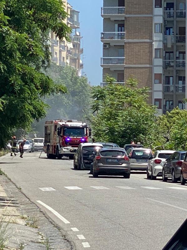 images Auto in fiamme a Viale dei Normanni, conducente illesa. Intervento dei vigili del fuoco