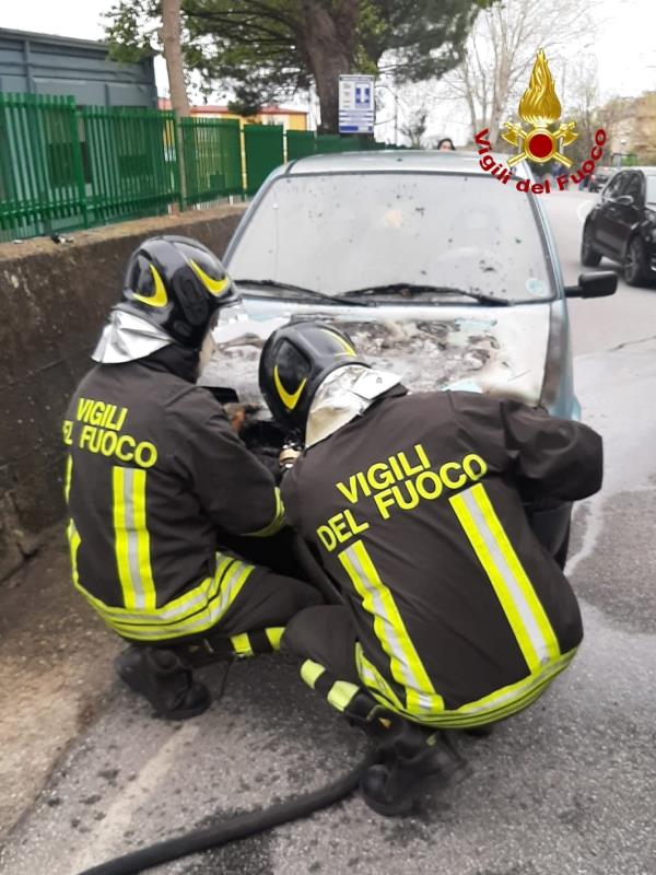 images Catanzaro. Auto in fiamme nel quartiere Janò: intervengono i vigili del fuoco 