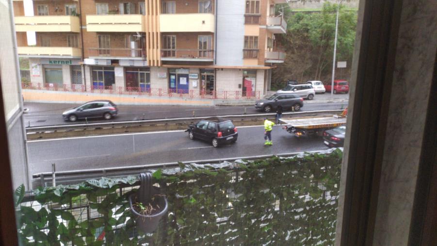 L'asfalto è bagnato e perde il controllo dell'auto finendo in testacoda su Viale de Filippis