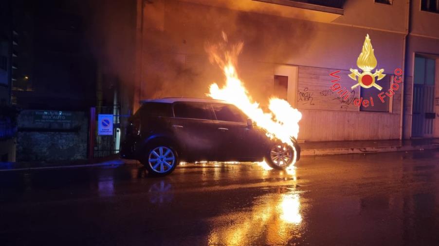 images Lamezia Terme. Auto in fiamme e cittadini allarmati: indagano i carabinieri  