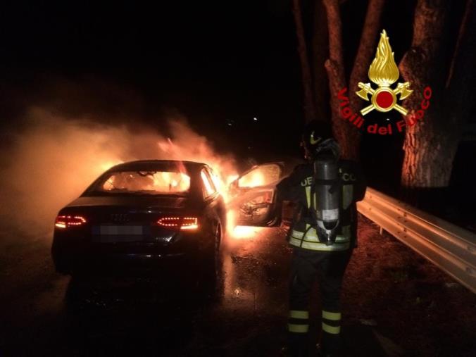 Auto prende fuoco in marcia sulla 280 "dei Due mari", salvi i passeggeri che scendono prima dell'esplosione