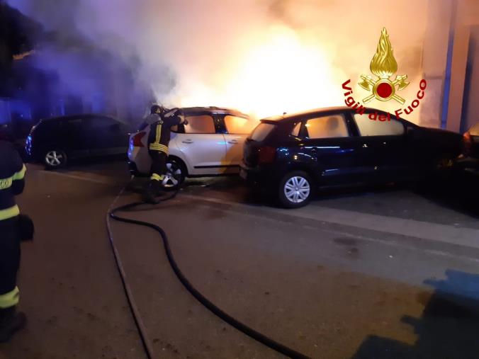 images Lamezia Terme. Due auto in fiamme, nessuna ipotesi esclusa 