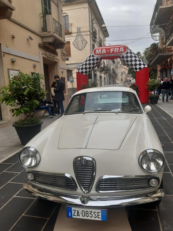 images A Soverato il Corso Umberto I “allietato” dalla musica delle Auto Storiche