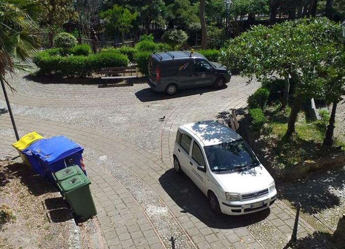 images Il vizietto delle auto parcheggiate a Villa Margherita. Riccio: "Presa per un'area privata. Ci sono danni d'immagine per la città di Catanzaro?"