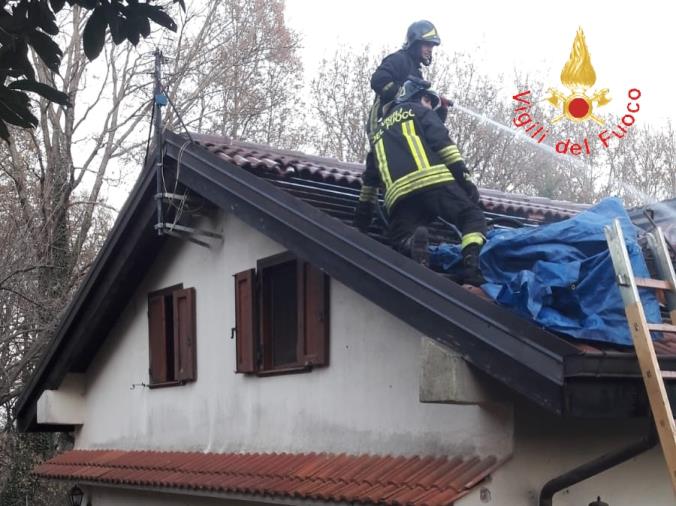 Va in fiamme il tetto di una casa a Torre Ruggiero: i proprietari erano fuori dall'abitazione 