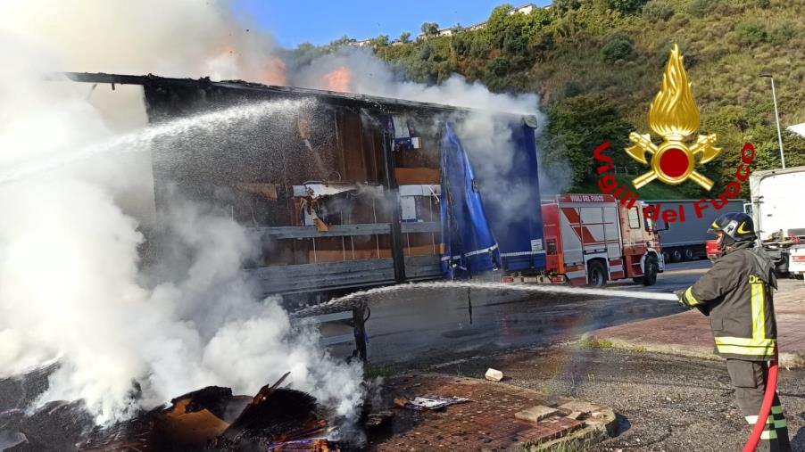 In fiamme sull'A2, tra Rogliano e Cosenza, un autocarro che trasportava materiale cartaceo 