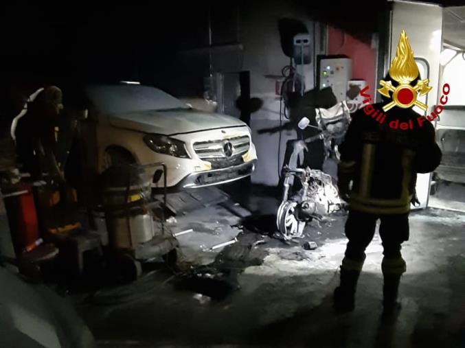 images Catanzaro. Autocarrozzeria in fiamme a Gagliano: distrutto uno scooter e danni a due auto