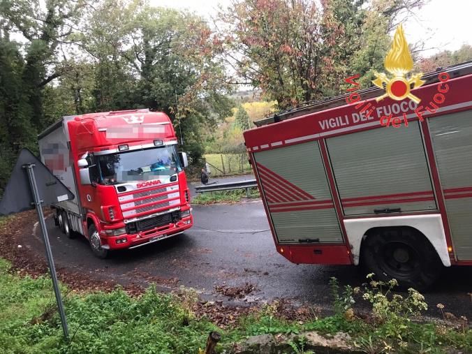 Autotreno pieno di bottiglie finisce fuori strada a Montecovello. Chiusa la Sp 162