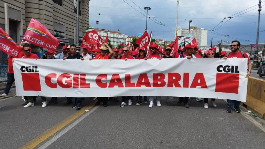 images Manifestazione a Napoli contro l'autonomia differenziata, CGIL: "In 1500 dalla Calabria"