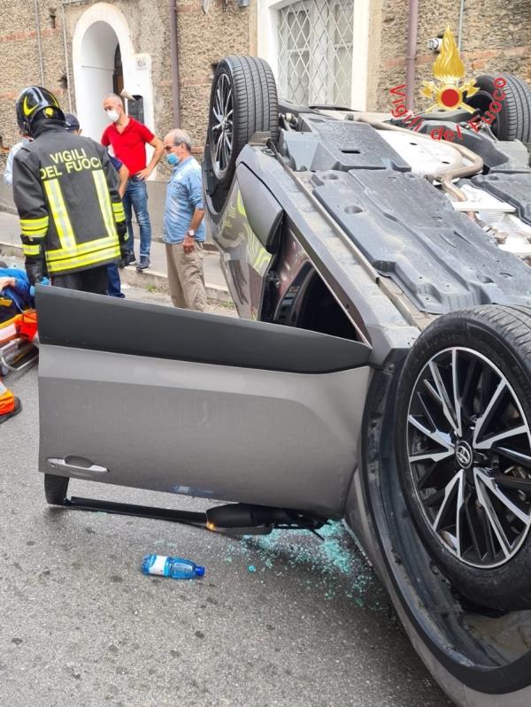 Lamezia Terme, indicente stradale tra due autovetture: ferito uno dei conducenti