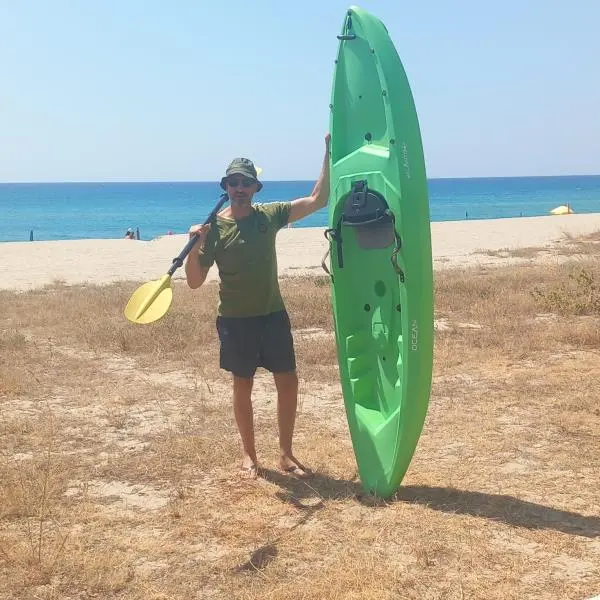 Da Sellia a Crotone, la traversata in kayak dell’avvocato Benito Apollo in sostegno della Palestina