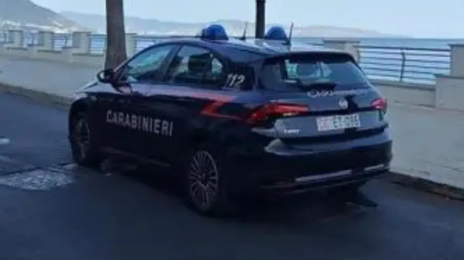 Locri, arrestato in flagranza un uomo per incendio di rifiuti nella Fiumara Novito