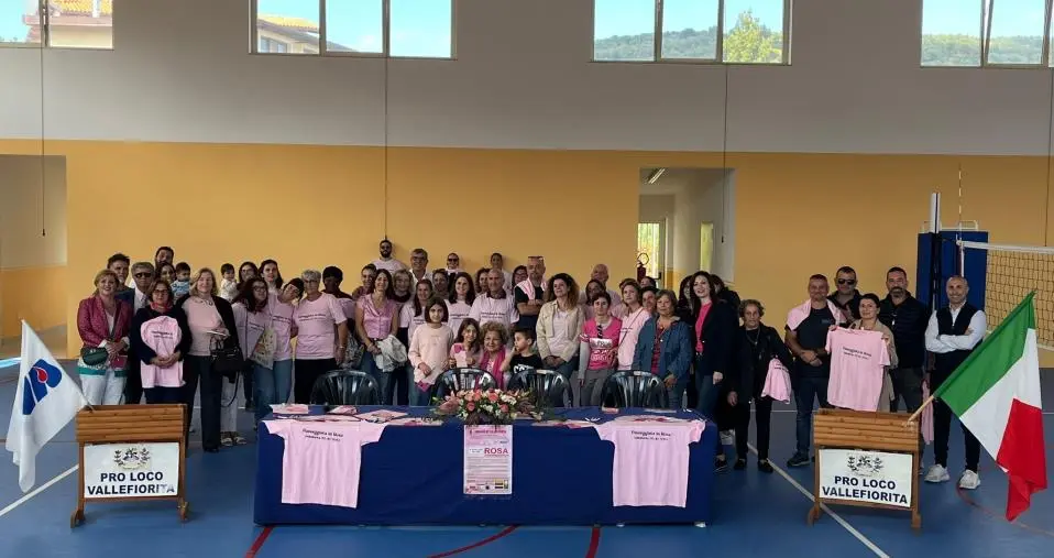 Vallefiorita si “veste di rosa” per mandare il messaggio sull'importanza della prevenzione 