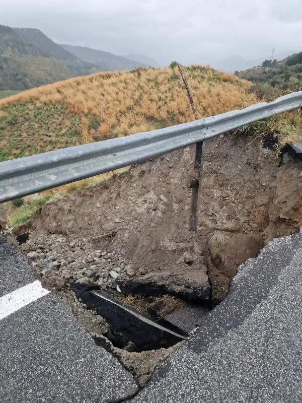 images Frana la strada lungo la Locri - Gerace - Gioia Tauro, Galluzzo: "Da anni subiamo la totale incuria dell'ente gestore"