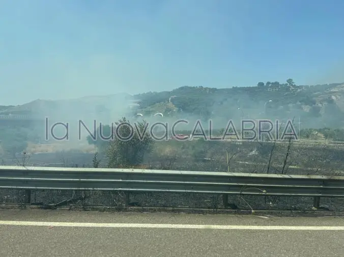 Fuoco e fiamme sulla Variante SS 106 direzione Soverato: disagi al traffico 