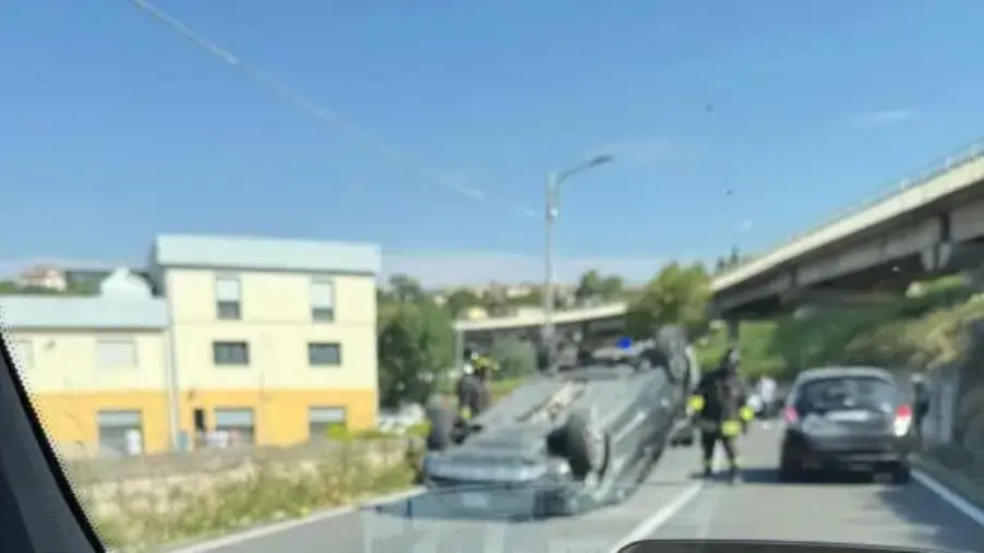 Catanzaro, perde il controllo dell’auto e si ribalta 