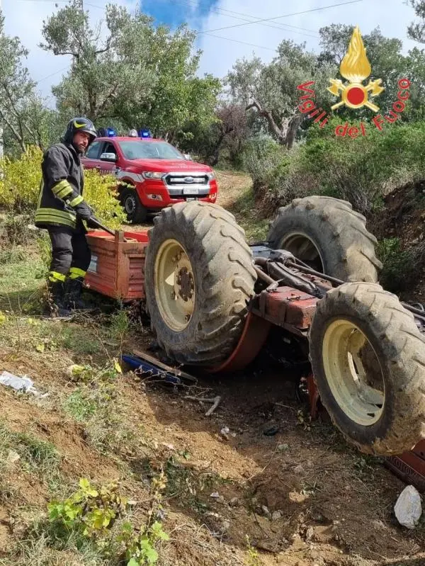 Cropani, si ribalta e resta incastrato sotto un trattore: uomo trasportato in ospedale 