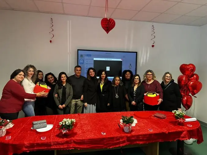 La vicesindaca Giusy Iemma alla scuola di via Molise per la donazione di defibrillatori agli istituti 
