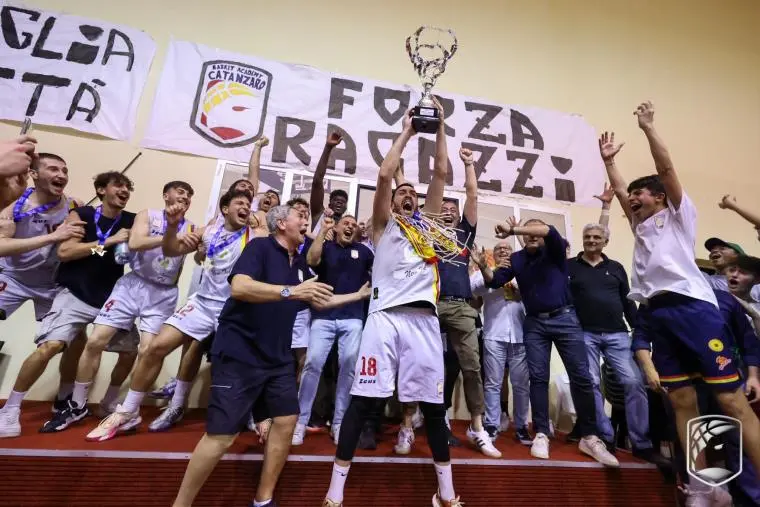 images La Basket Academy Catanzaro batte Catania e vola in Serie B