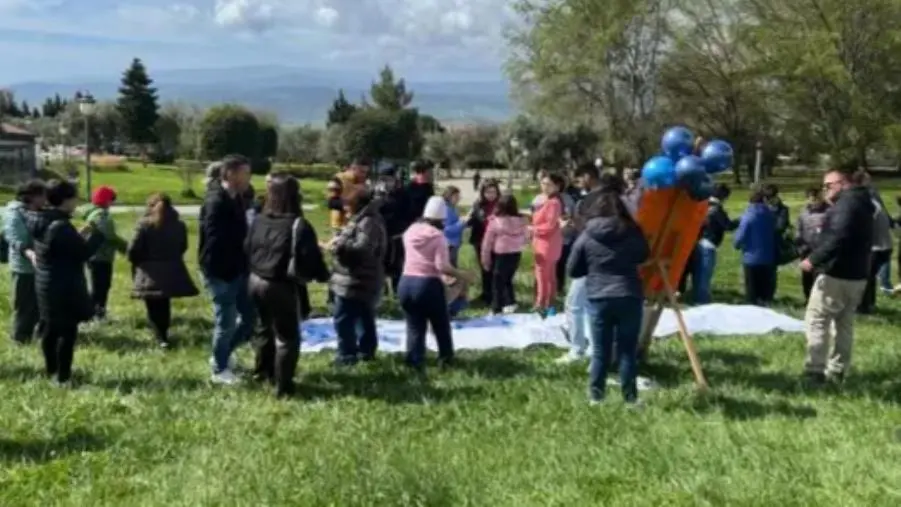 images Giornata dell'autismo, il Parco della Biodiversità Mediterranea di Catanzaro si tinge di blu 