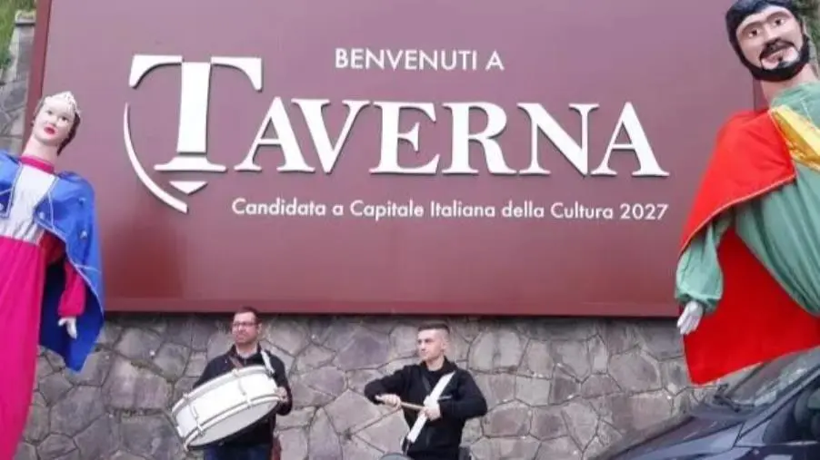 Cala il sipario sul Carnevale di Taverna: grande festa con i Giganti, musica live e danza