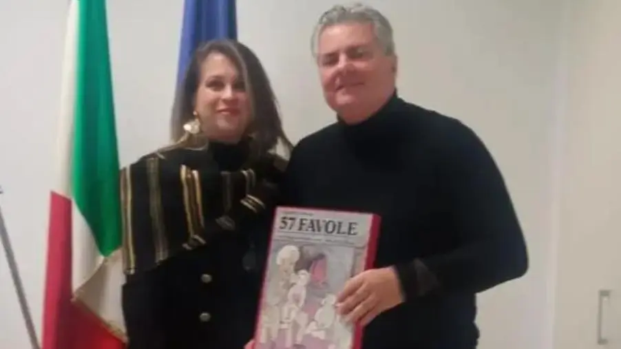 Consegnato a Filippo Mancuso il volume “57 Favole di Saverio Strati” per promuovere la cultura calabrese