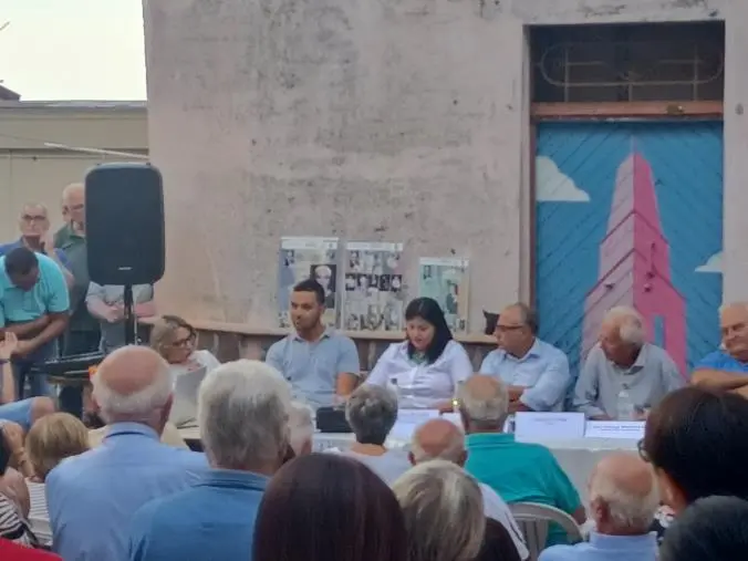 Sersale rende omaggio a Tommaso Le Pera: inaugurati i murales nel centro storico
