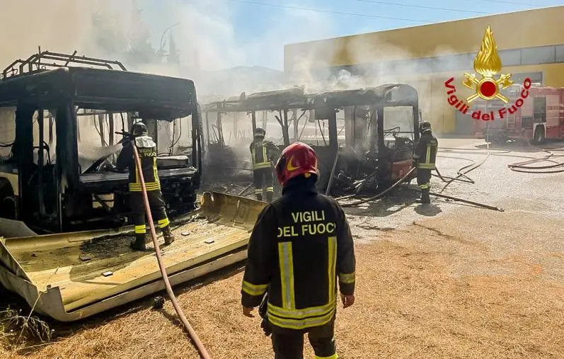 images Cosenza, bruciano quattro bus del trasporto pubblico: un dipendente ustionato