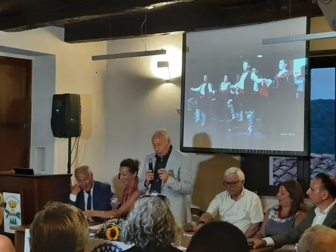 images Presentato "I miei 40 anni nel Gruppo Folk" di Antonio Paletta a Serrastretta: tanta emozione e applausi 