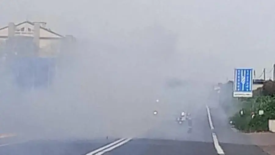 Auto prende fuoco sulla strada dei Due Mari, passeggeri salvati dalla Polstrada 