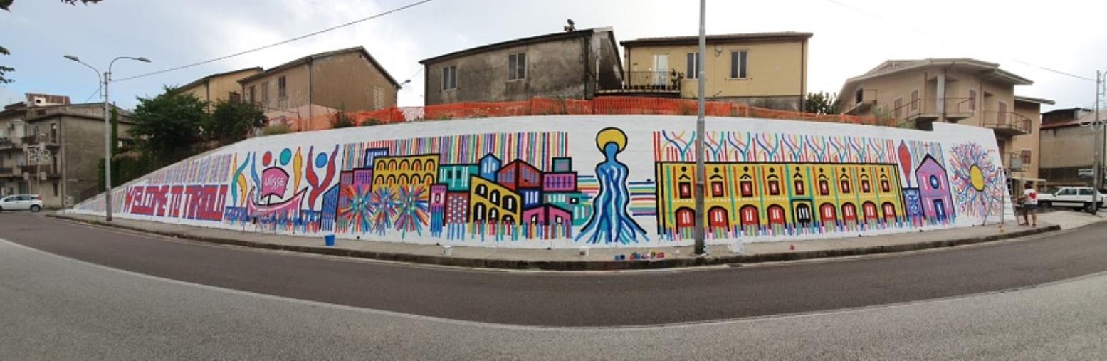 images "Tiriolo nel mondo, da Ulisse alla Madonna Della Neve", è il murales donato dall'artista Alessandro Ciambrone al suo paese 
