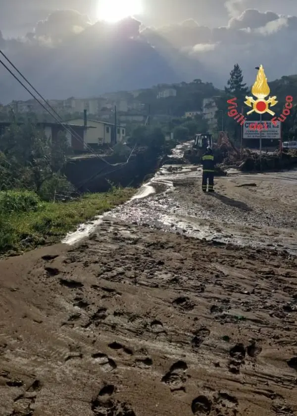 Maltempo in Calabria, traffico bloccato sulla Statale 18 “Tirrena Inferiore” 