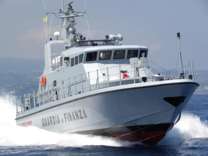 Tartaruga ferita tra i bagnanti nel vibonese: salvata dalla Guardia di Finanza Navale