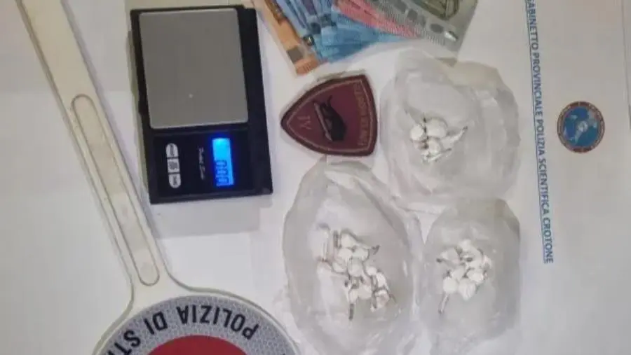 Crotone, tenta di disfarsi della droga nascosta negli slip: arrestato