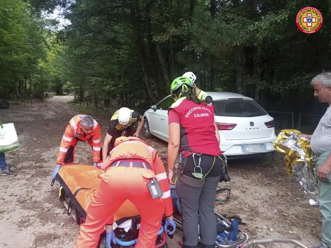 Cade e si fa male a una caviglia durante un'escursione, l'intervento del Soccorso Alpino nel Cosentino 