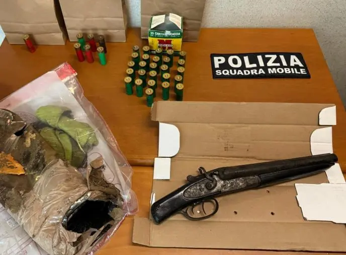 Sequestrato un fucile a canne mozze sotterrato in un podere nel Vibonese: un arresto