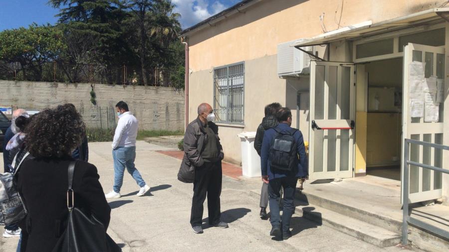 Badolato. Ispezione al Polo sanitario che ospiterà il Centro vaccini. E gli utenti restano in fila in attesa di entrare