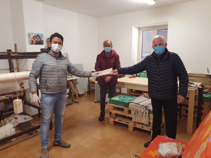 images Coronavirus. Il sindaco di Camini offre al collega di Badolato le mascherine prodotte dagli immigrati: quando il gemellaggio tra Comuni funziona