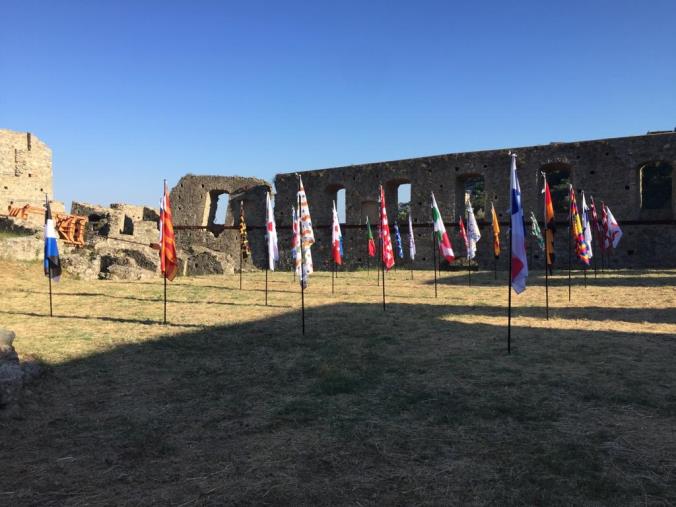 images “Le bandiere sbagliate” di Massimo Sirelli sventolano nella Grangia di Sant’Anna a Montauro