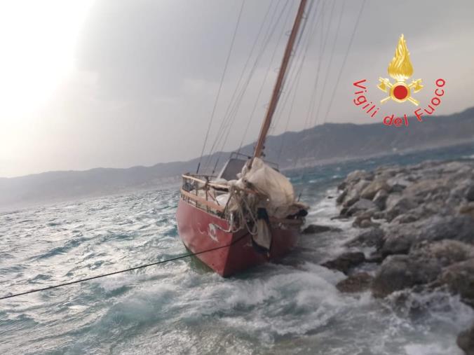images Forte vento in Calabria, barca a vela si incaglia sugli scogli nel Reggino: salvate 3 persone