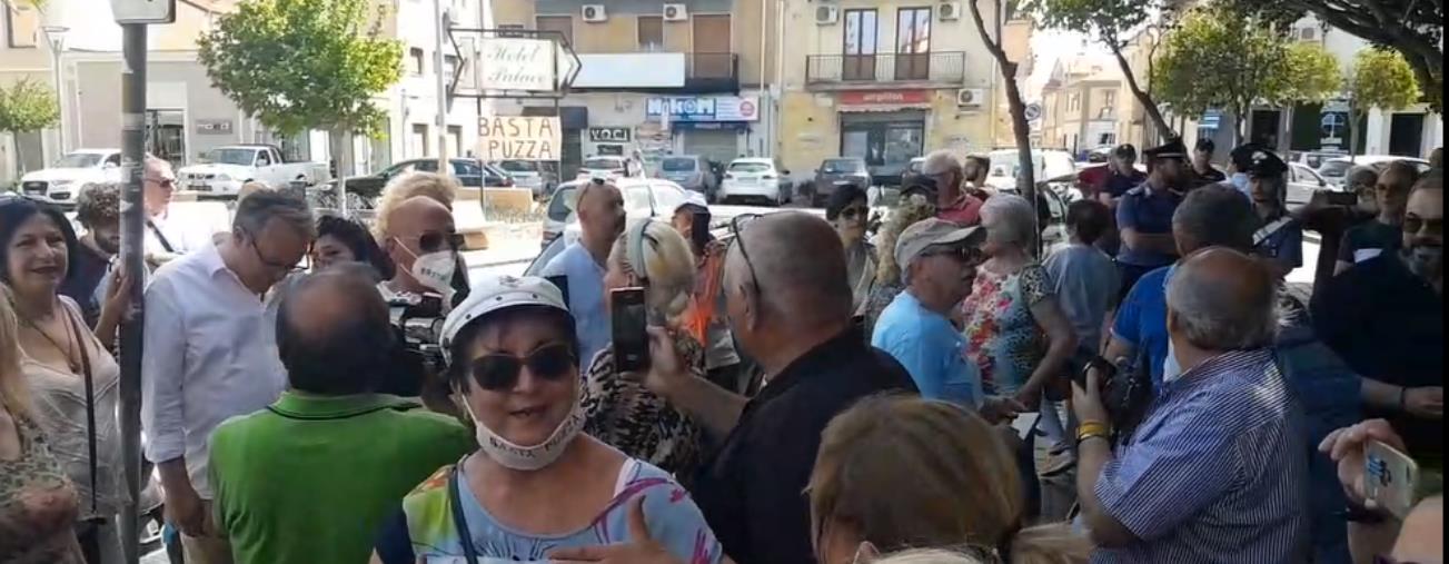 Depuratore Catanzaro, a Lido la protesta per dire "Basta puzza": "Vogliamo un nuovo impianto"