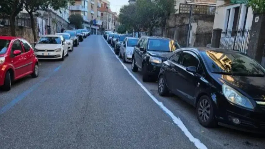 images Via Milano, nuova tinteggiatura abusiva: AMC denuncia il danneggiamento degli stalli blu  