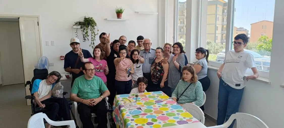 images Catanzaro, gli ospiti del Centro diurno di Fondazione Città Solidale creano un'opera insieme all'artista Verrino