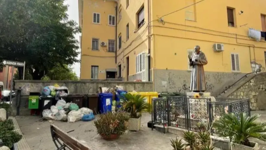Catanzaro, una lettrice segnala: "Rifiuti accanto alla statua del santo: indecoroso"