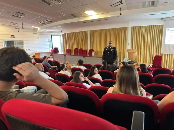 Il bullismo non deve essere un segreto: i giovani della vicaria Gimigliano-Taverna incontrano le Forze dell'Ordine