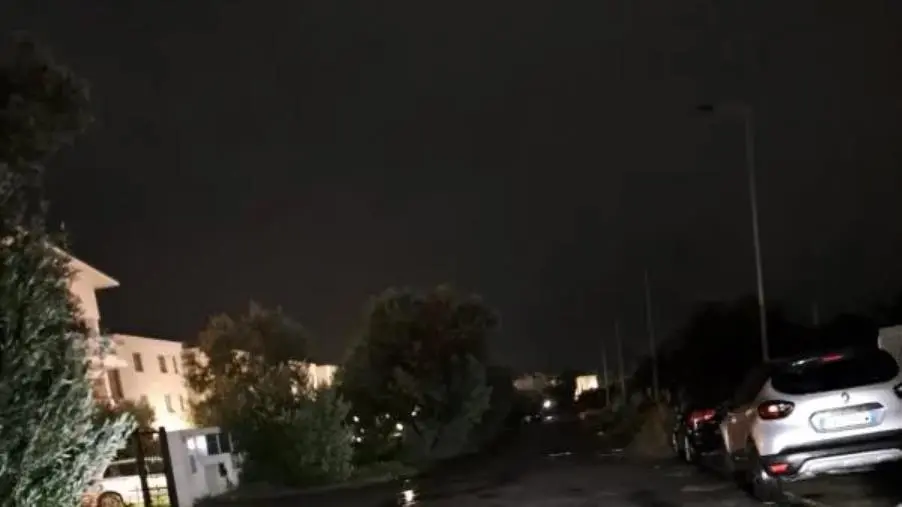 Furti e danni ai mezzi in via Fregola a Catanzaro perché manca la luce da 2 anni: "Non si può andare avanti così"