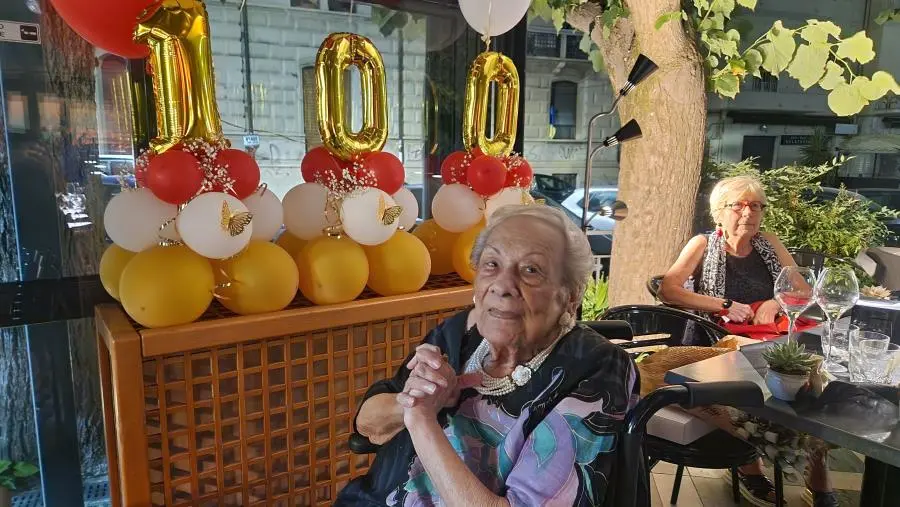 images Catanzaro, nonna Lina compie 100 anni: grande festa al Garden bar tra glamour e amarcord